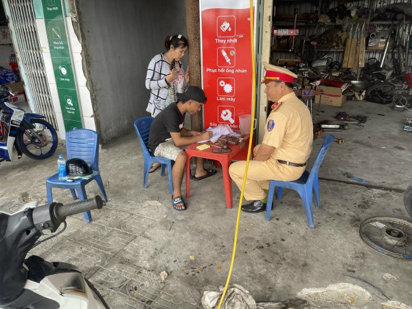 Đà Nẵng: Chủ tiệm sửa xe cam kết báo CSGT nếu ‘quái xế’ đến độ xe