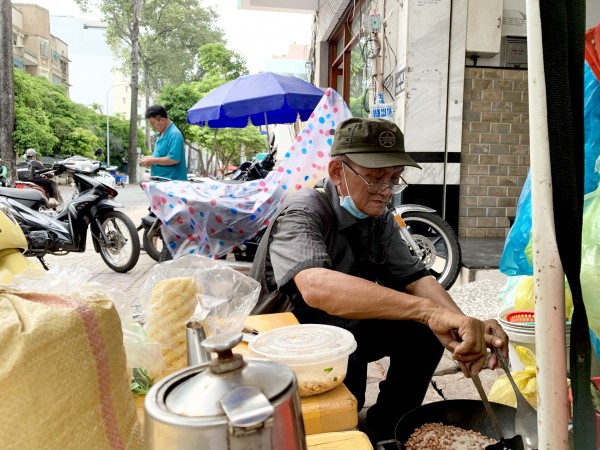 Quán me đá của ông bà U.80: Khách sẵn sàng chờ 1 tiếng để thưởng thức