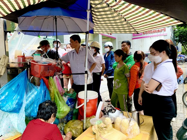 Quán me đá của ông bà U.80: Khách sẵn sàng chờ 1 tiếng để thưởng thức