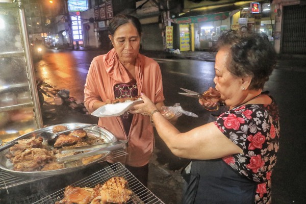 Cơm tấm đêm ‘ông ròm bà ú’ U.80: Tự hào nuôi 5 con thành tài