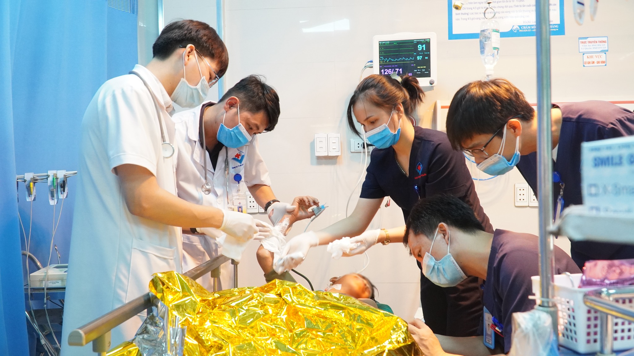 Bệnh nhi 12 tuổi bị điện giật khi đi câu cá