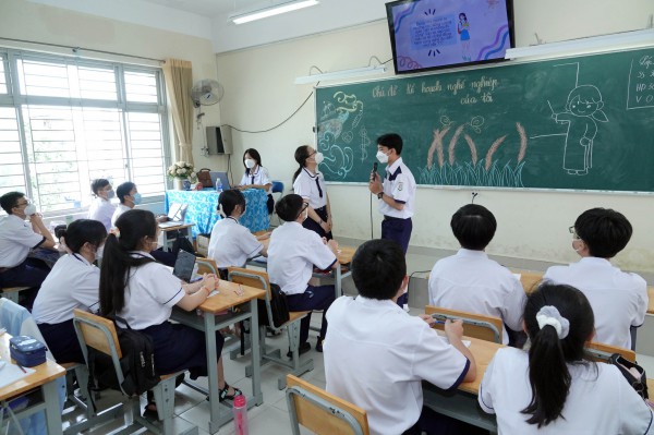 Nhà giáo bước ra khỏi 