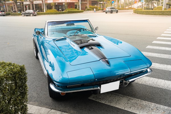 Chevrolet Corvette C2 Stingray gần 60 năm tuổi trông như mới tại Sài Gòn