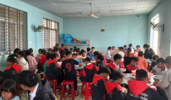 Cưu mang học trò vùng núi lở