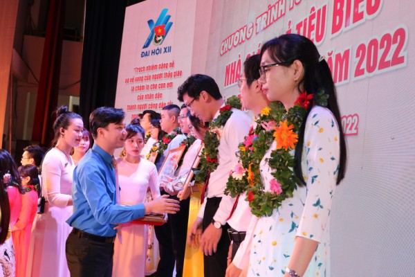 Bí thư T.Ư Đoàn Nguyễn Minh Triết chúc mừng nhà giáo trẻ tiêu biểu TP.HCM Bí thư T.Ư Đoàn Nguyễn Minh Triết chúc mừng nhà giáo trẻ tiêu biểu TP.HCM