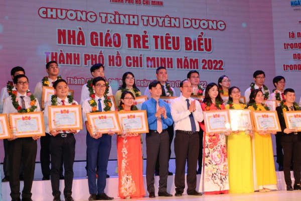 Bí thư T.Ư Đoàn Nguyễn Minh Triết chúc mừng nhà giáo trẻ tiêu biểu TP.HCM Bí thư T.Ư Đoàn Nguyễn Minh Triết chúc mừng nhà giáo trẻ tiêu biểu TP.HCM