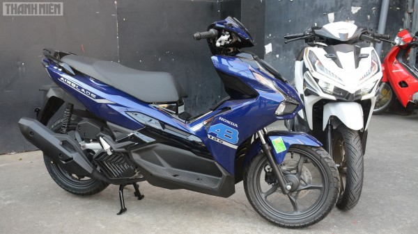 Xe tay ga 125 phân khối: Chọn Honda Vario 125 mới hay Honda Air Blade 125?