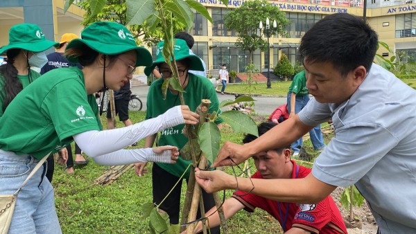 GreenViet: Trồng 1.045 cây xanh tại Đại học Quốc gia Hồ Chí Minh