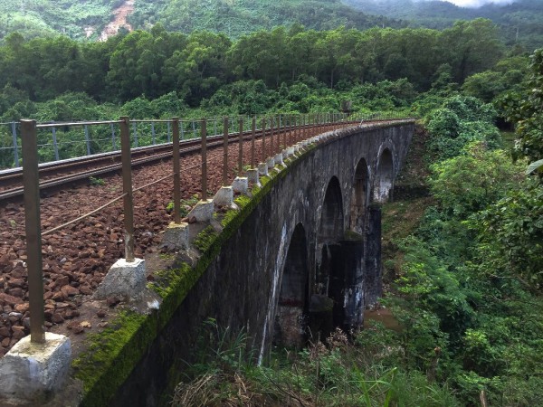 Chiêm ngưỡng vẻ đẹp cổ điển cầu vòm Đồn Cả ở chân núi Hải Vân