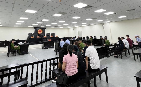 Cả nhà ôm di ảnh người thân đến tòa xét xử vụ đánh chết người sau bữa nhậu