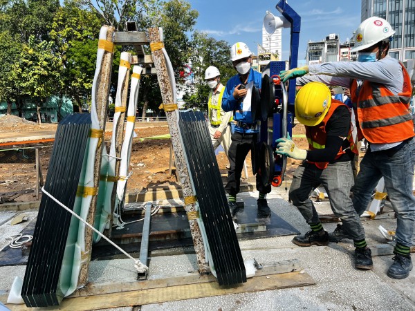 Lắp kính giếng trời ga metro Bến Thành - điểm 