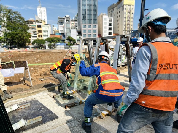 Lắp kính giếng trời ga metro Bến Thành - điểm 