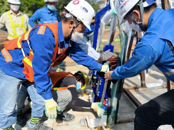 Lắp kính giếng trời ga metro Bến Thành - điểm 