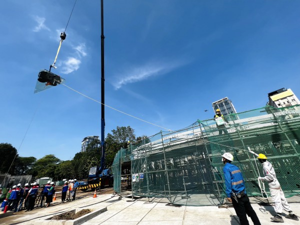 Lắp kính giếng trời ga metro Bến Thành - điểm 