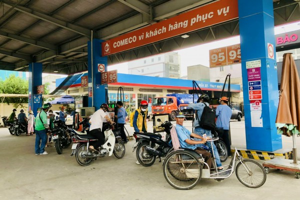 Xe bồn tích cực bơm hàng, thị trường xăng dầu ổn định trước giờ điều chỉnh giá