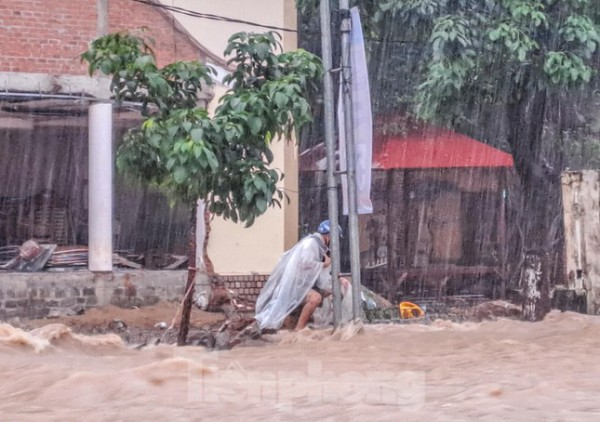 Quy Nhơn: Căng dây giải cứu người đàn ông mắc kẹt giữa dòng nước dữ