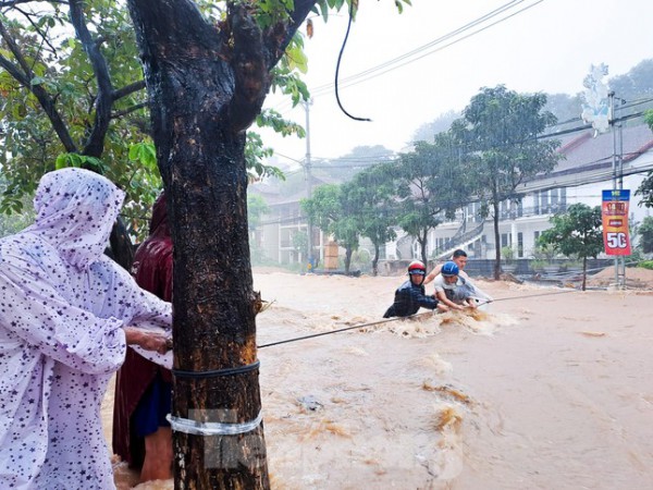 Quy Nhơn: Căng dây giải cứu người đàn ông mắc kẹt giữa dòng nước dữ