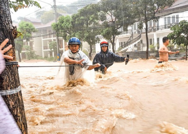 Quy Nhơn: Căng dây giải cứu người đàn ông mắc kẹt giữa dòng nước dữ