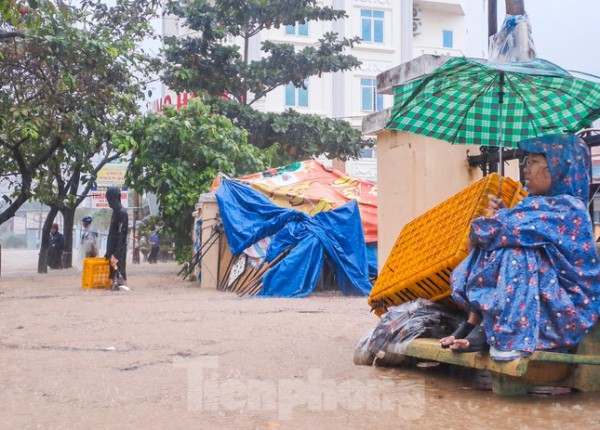 Quy Nhơn: Căng dây giải cứu người đàn ông mắc kẹt giữa dòng nước dữ