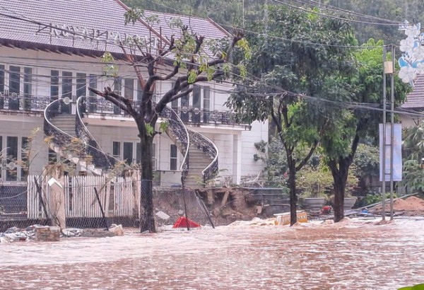 Quy Nhơn: Căng dây giải cứu người đàn ông mắc kẹt giữa dòng nước dữ