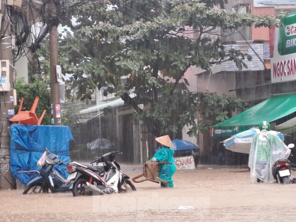 Quy Nhơn: Căng dây giải cứu người đàn ông mắc kẹt giữa dòng nước dữ