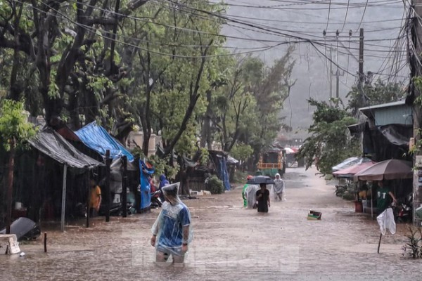 Quy Nhơn: Căng dây giải cứu người đàn ông mắc kẹt giữa dòng nước dữ