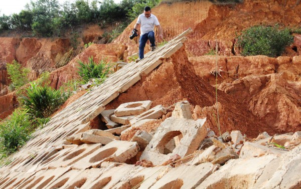 Cận cảnh sân vận động tiền tỉ ở Quảng Nam mới hoàn thành đã sạt lở