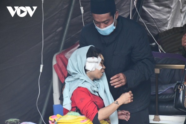 Những hình ảnh thương đau giữa tâm chấn trận động đất ở Indonesia