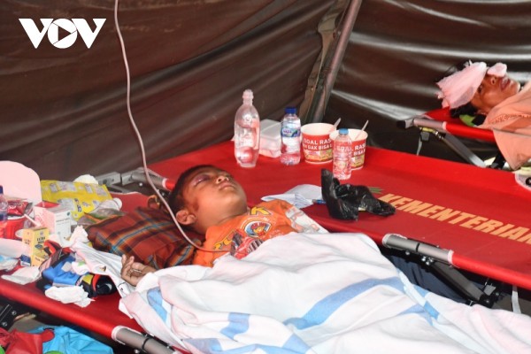 Những hình ảnh thương đau giữa tâm chấn trận động đất ở Indonesia