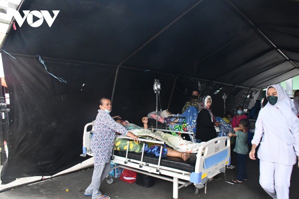 Động đất ở Indonesia: Thương vong tăng nhanh, một ngôi làng bị chôn vùi