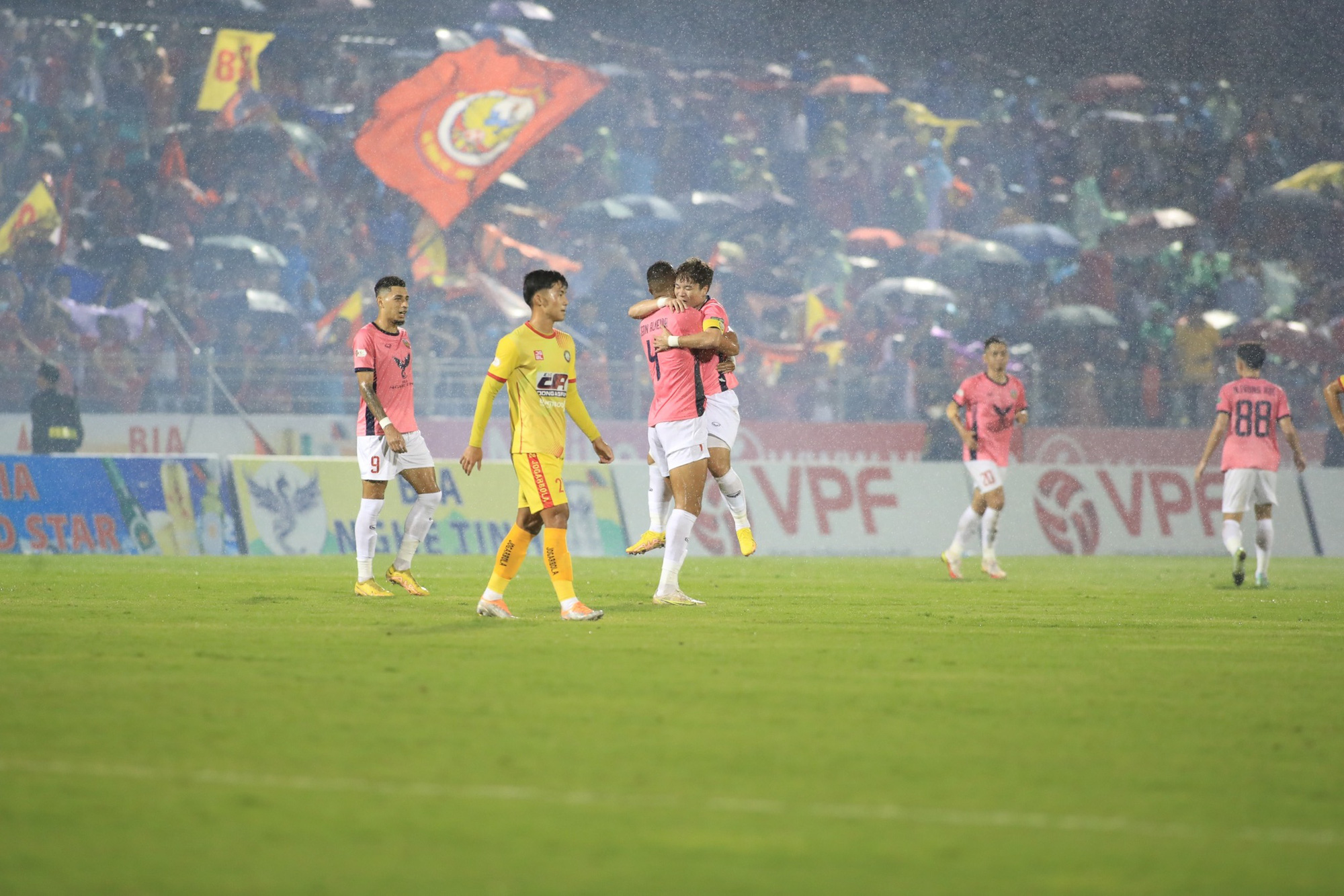 Hạ màn V.League 1-2022: Topenland Bình Định nhận HCĐ, Sài Gòn FC xuống hạng