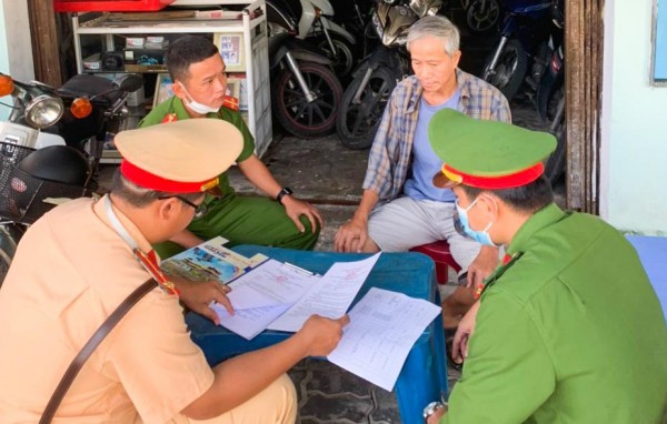 Đà Nẵng: Phạt nặng phụ huynh cho con chạy xe máy không đúng quy định đến trường