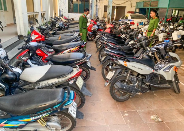 Đà Nẵng: Phạt nặng phụ huynh cho con chạy xe máy không đúng quy định đến trường