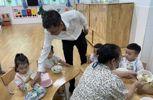 Đề phòng ngộ độc thực phẩm học đường: Không thể chỉ kiểm tra ‘bằng mắt’