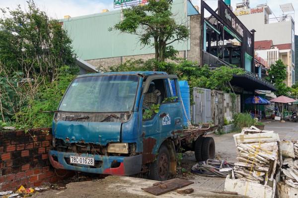 Rác thải, xà bần bủa vây tuyến đường ven biển Đà Nẵng