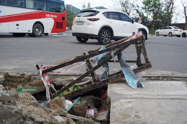 Rác thải, xà bần bủa vây tuyến đường ven biển Đà Nẵng