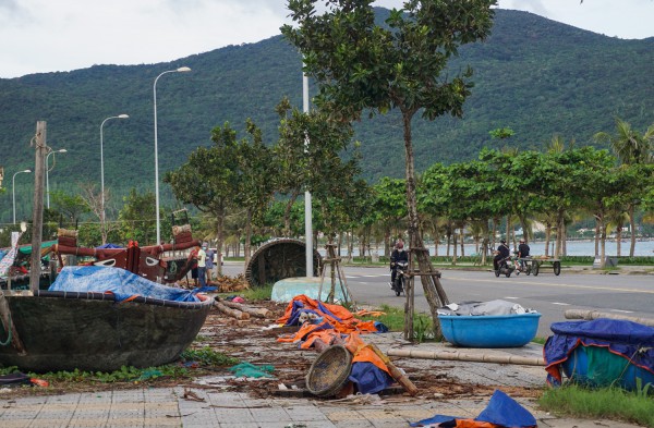 Rác thải, xà bần bủa vây tuyến đường ven biển Đà Nẵng