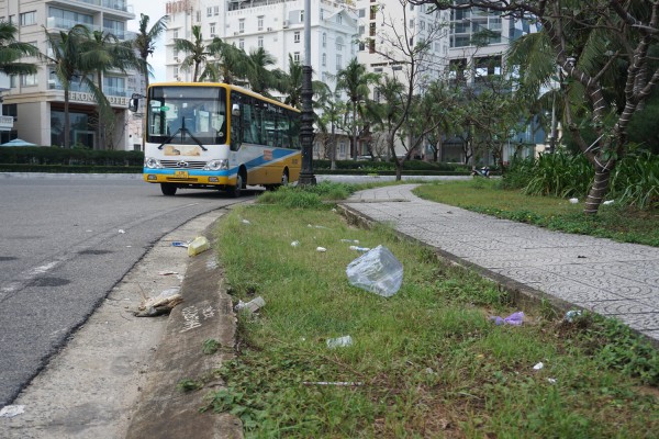 Rác thải, xà bần bủa vây tuyến đường ven biển Đà Nẵng