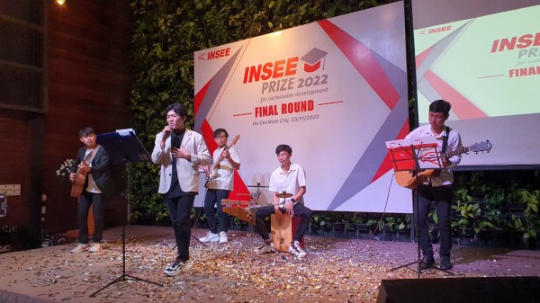 Sinh viên Bách khoa giành 230 triệu đồng nhờ ‘xe buýt sách’