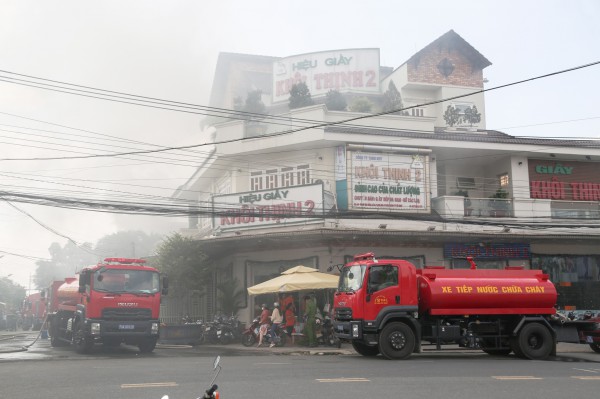 Tây Ninh: Cận cảnh nỗ lực dập tắt đám cháy lớn trong khu dân cư Hòa Thành