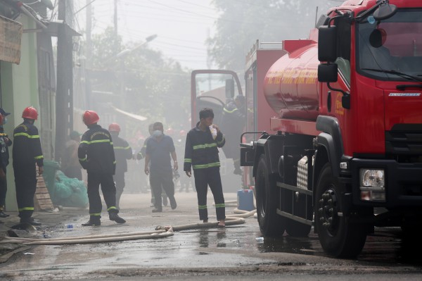 Tây Ninh: Cận cảnh nỗ lực dập tắt đám cháy lớn trong khu dân cư Hòa Thành