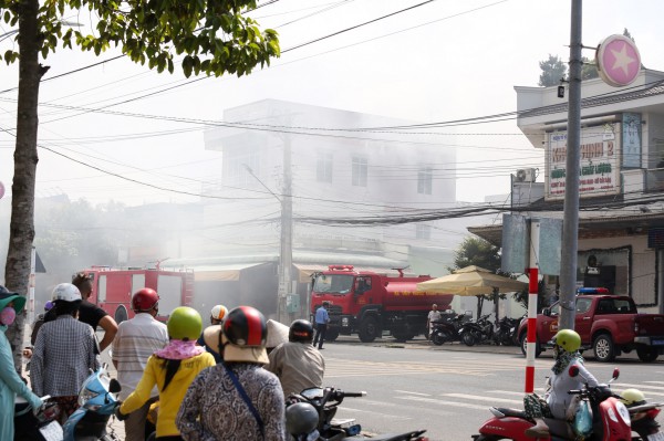 Tây Ninh: Cận cảnh nỗ lực dập tắt đám cháy lớn trong khu dân cư Hòa Thành