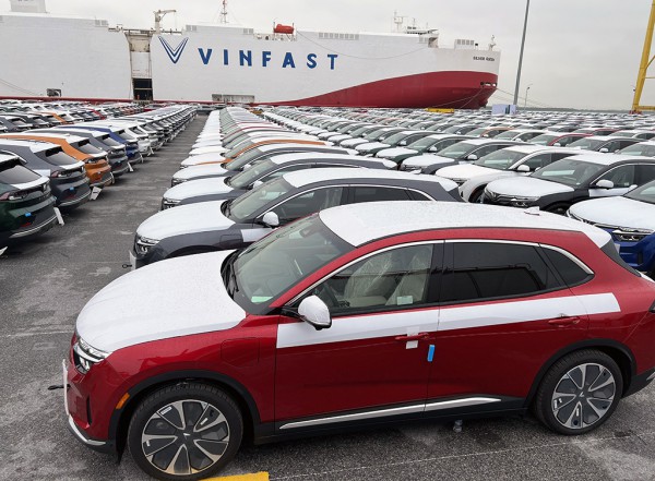 VinFast xuất khẩu lô ô tô điện đầu tiên ra thế giới