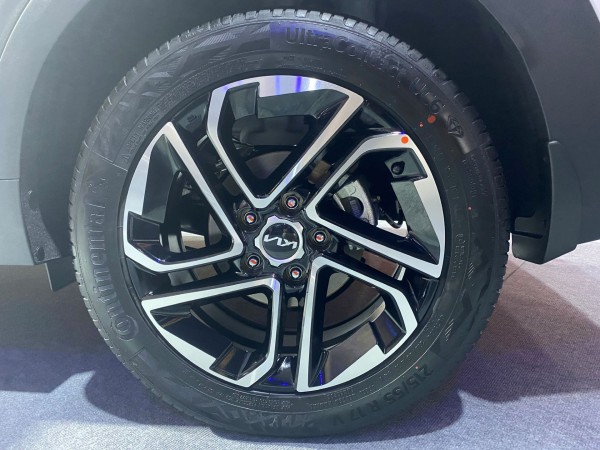 Kia Carens 1.5G Luxury, phiên bản 