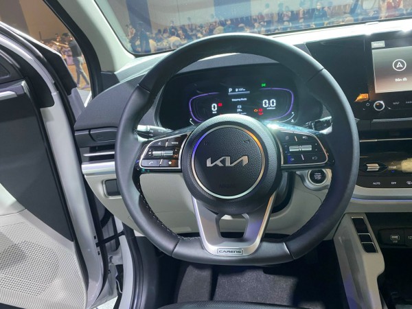 Kia Carens 1.5G Luxury, phiên bản 