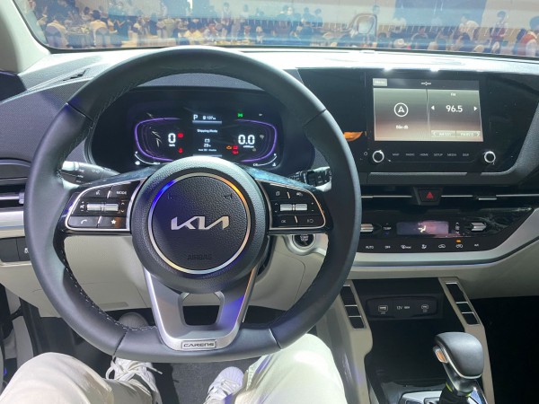 Kia Carens 1.5G Luxury, phiên bản 