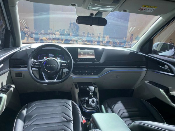 Kia Carens 1.5G Luxury, phiên bản 