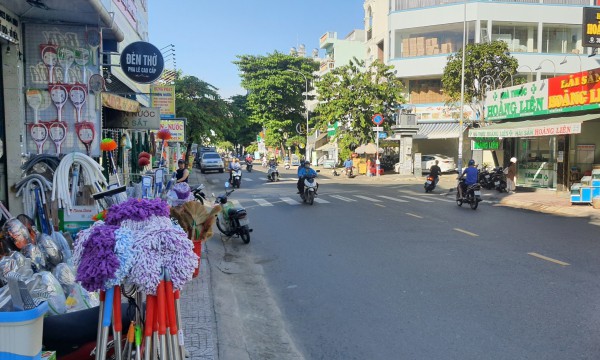 TP.HCM: Người phụ nữ hoảng loạn vì bị cướp giật túi xách giữa ban ngày