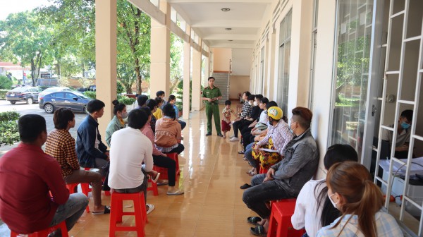 Bình Phước: Hàng trăm công nhân rủ nhau đi làm căn cước công dân ngày cuối tuần