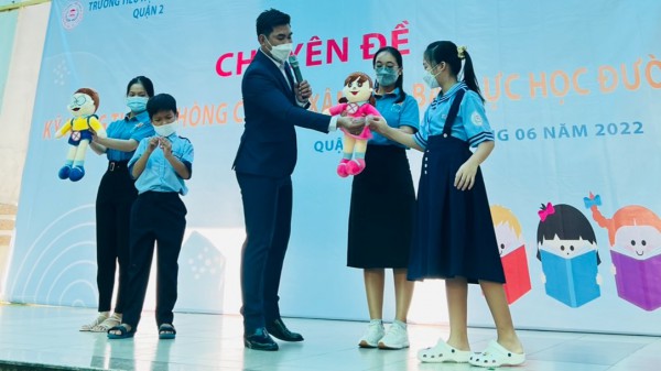 Học sinh co giật vì ăn kẹo từ người lạ: Nhiều bài học phải dạy trẻ Học sinh co giật vì ăn kẹo từ người lạ: Nhiều bài học phải dạy trẻ